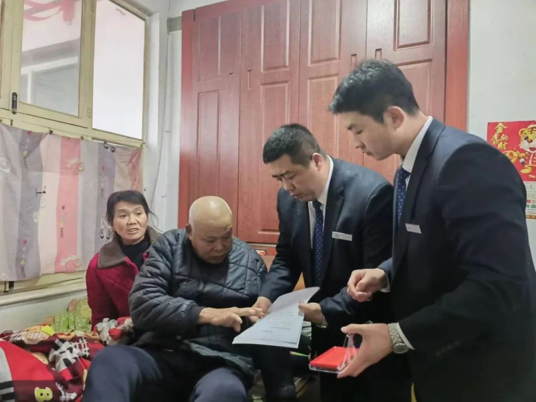 上门为身体不便老人办理社保卡业务.jpg